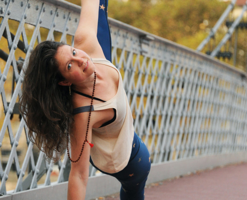 Rose Debouverie en posture de Yoga Vashistasana sur passerelle de Lyon